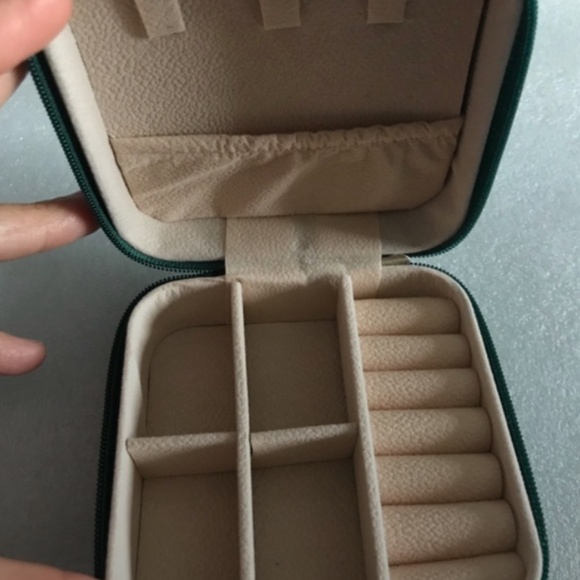 Green Leather Jewelry Storage Box/Travel Box/Portable Jewelry Box - Picture 5 of 9